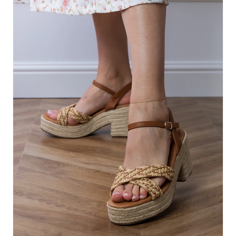 Sandálias marrons que se espalharam no poste marrom 2