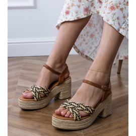 Sandálias pretas tecidas no poste preto 1