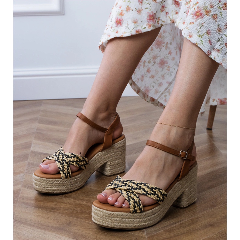 Sandálias pretas tecidas no poste preto 1