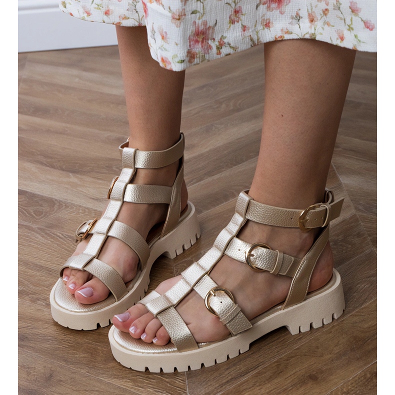 Sandálias de ouro Gladiador preso com um cubo dourado 2 Sandálias de ouro Gladiador preso com um cubo dourado 2