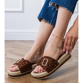 Pantera chinelos na plataforma com uma fivela no bar marrom 1