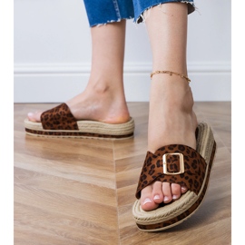 Pantera chinelos na plataforma com uma fivela no bar marrom 2