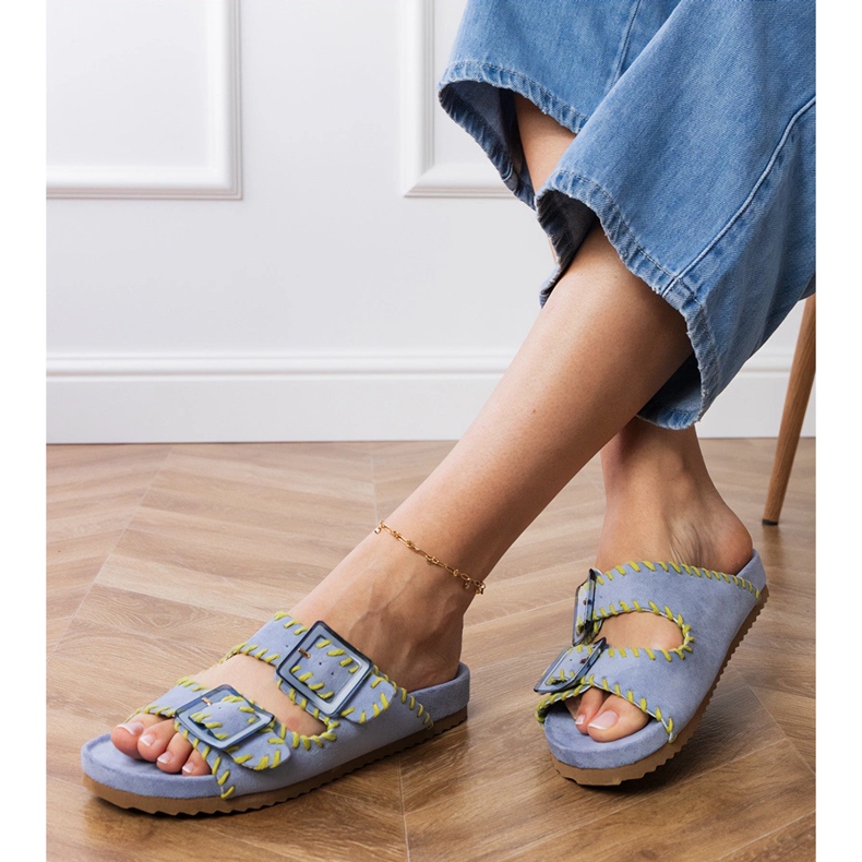 Chinelos azuis com grampos e bordados em listras azul 2