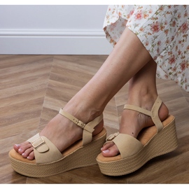 Sandálias femininas marrons com uma fivela decorativa marrom 2