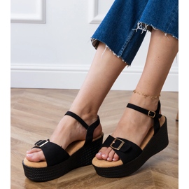 Sandálias femininas negras com uma fivela decorativa preto 2