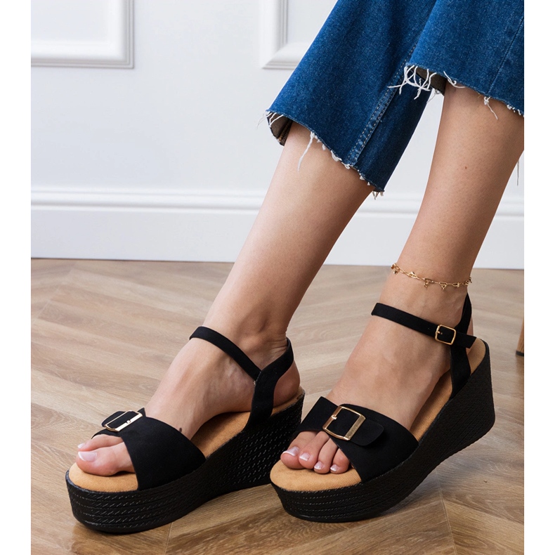 Sandálias femininas negras com uma fivela decorativa preto 2