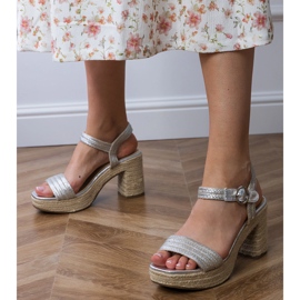 Sandálias de alpargelas de prata no poste 1 Sandálias de alpargelas de prata no poste 1