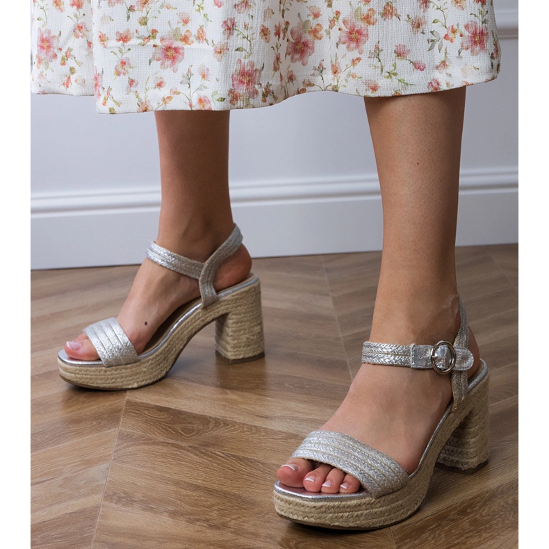 Sandálias de alpargelas de prata no poste 1 Sandálias de alpargelas de prata no poste 1