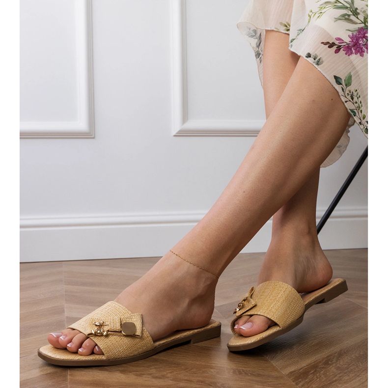 Chinelos lisos bege com uma decoração de ouro 2