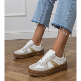 Tênis branco feminino na plataforma 1