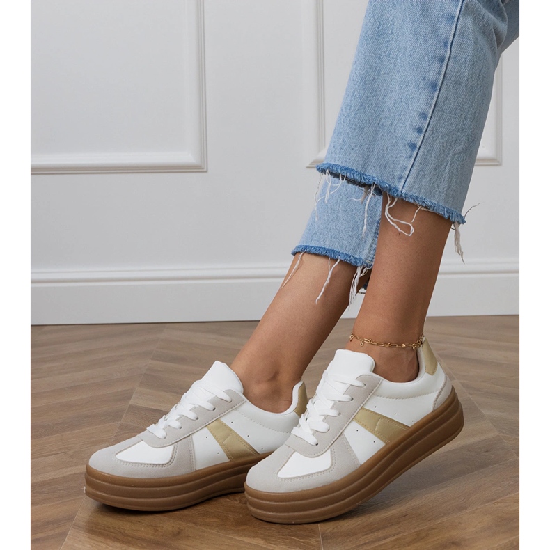 Tênis branco feminino na plataforma 2
