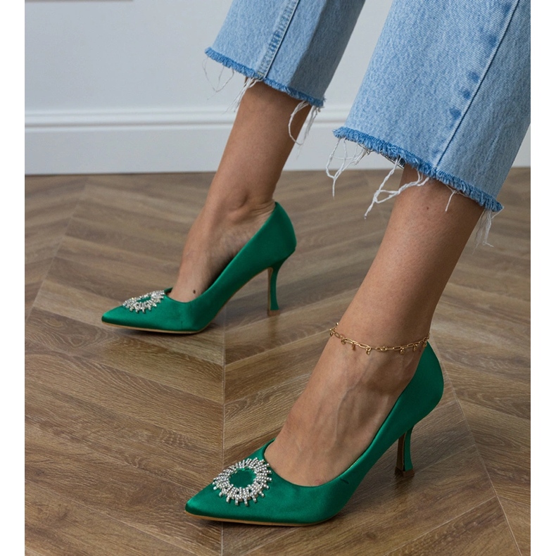 Bombas de cetim verde com zircões 1