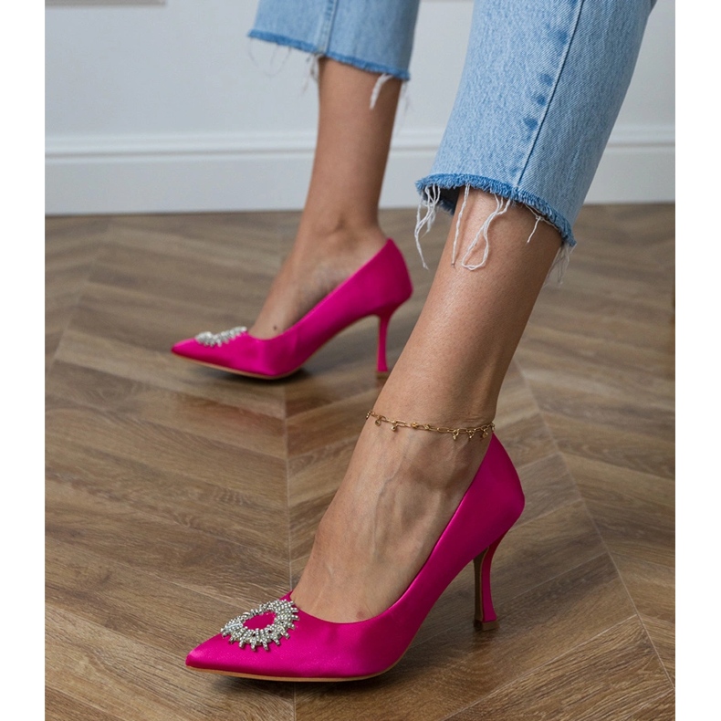 Bombas de cetim rosa com zircões 2