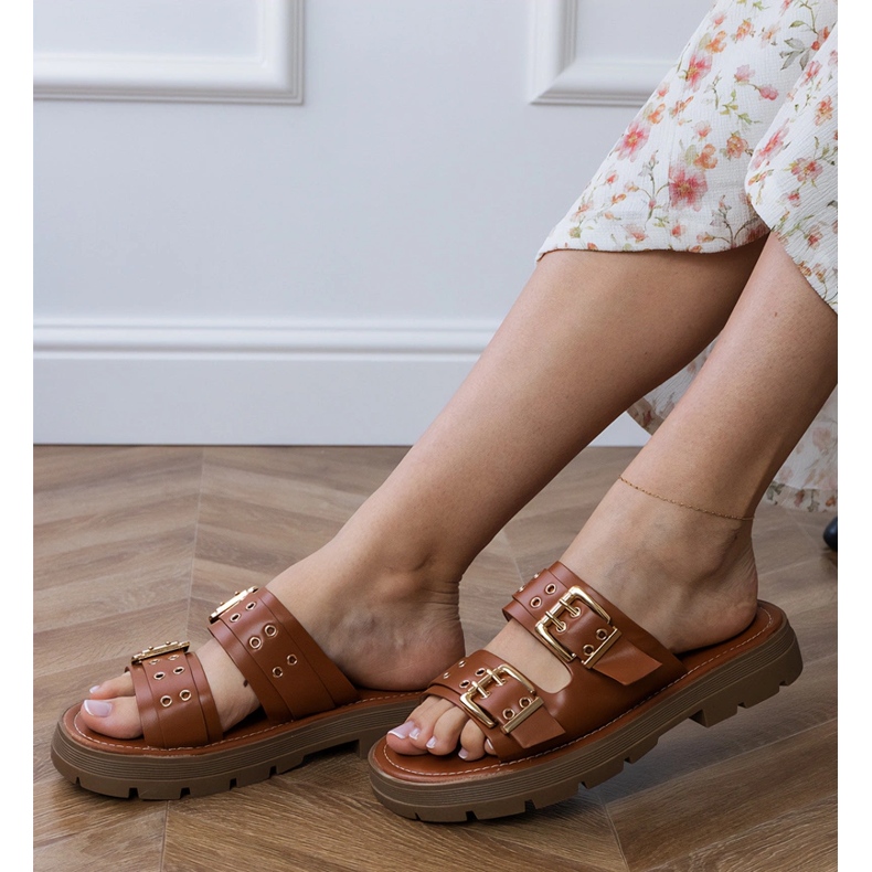 Chinelos marrons planos com pinças de listras castanho 2