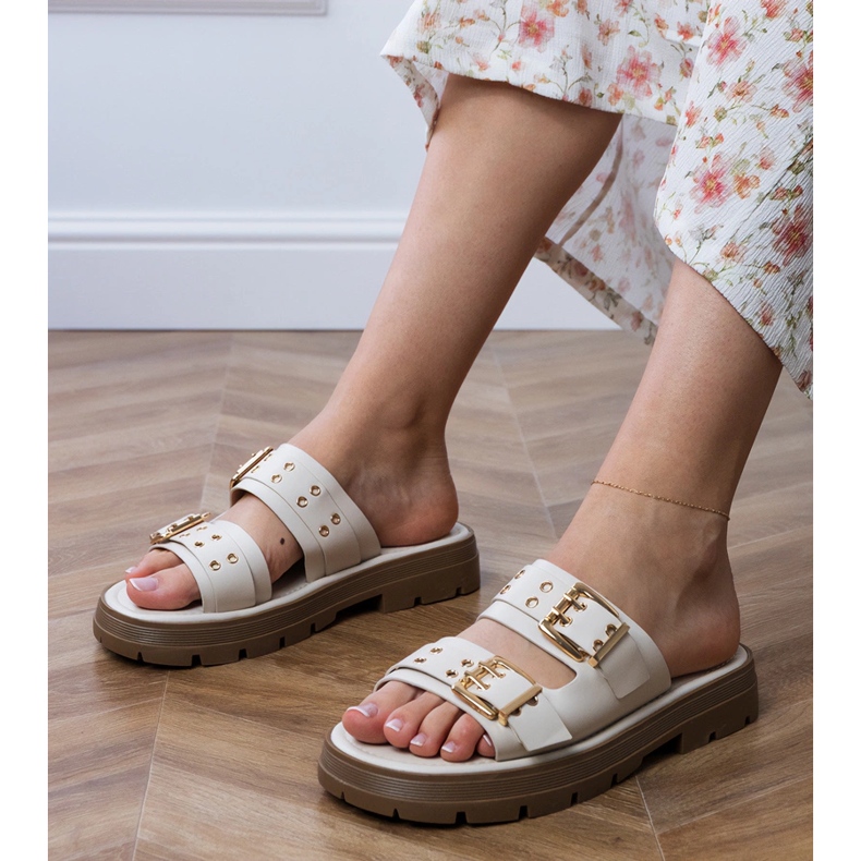 Abas planas bege com grampos em listras 1