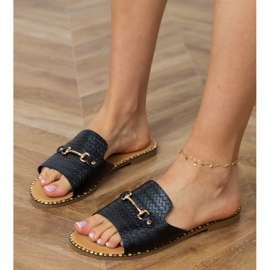 Chinelos pretos planos com uma decoração de ouro 1