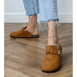 Flip -flops marrons construídos em uma sola de cortiça marrom 1