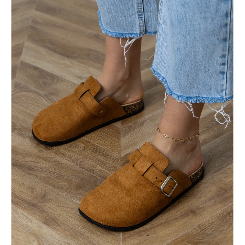 Flip -flops marrons construídos em uma sola de cortiça marrom 2
