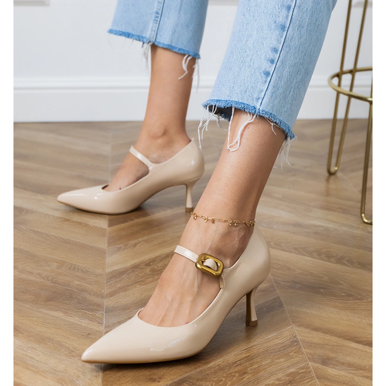 Bombas clássicas bege com uma fivela decorativa 2