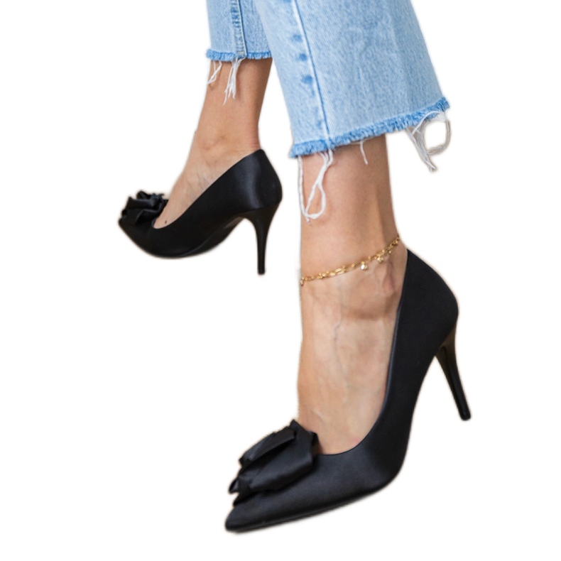 Bombas de cetim pretas com uma flor preto 1