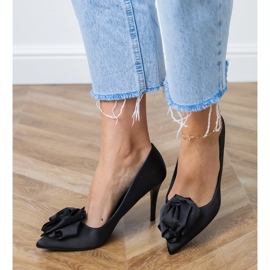 Bombas de cetim pretas com uma flor preto 2