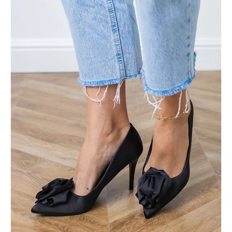 Bombas de cetim pretas com uma flor preto 2