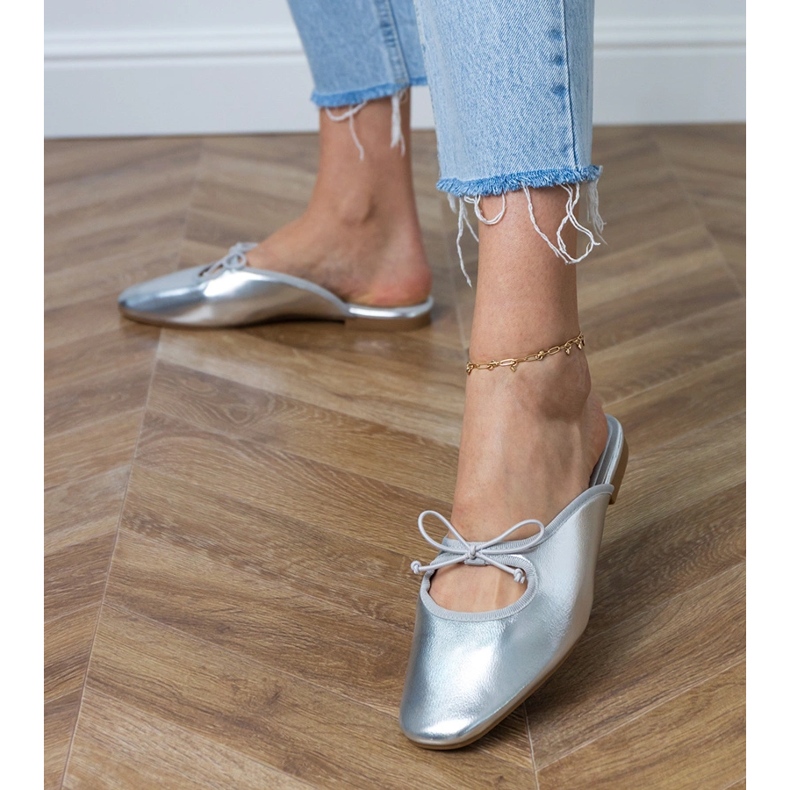 Flip -flops de prata construídos em uma sola plana 1 Flip -flops de prata construídos em uma sola plana 1