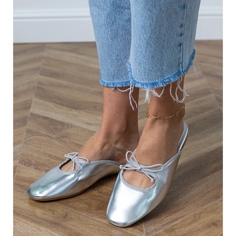 Flip -flops de prata construídos em uma sola plana 2 Flip -flops de prata construídos em uma sola plana 2