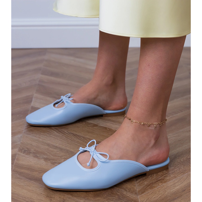 Flip -flops azuis construídos em uma sola plana azul 2