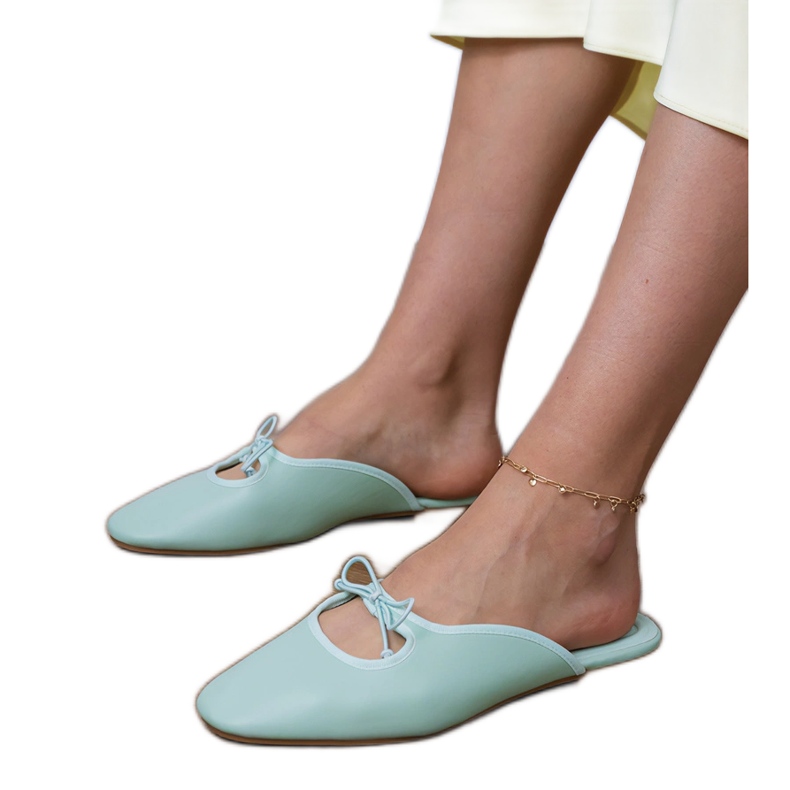 Flip -flops verdes construídos em uma sola plana 1