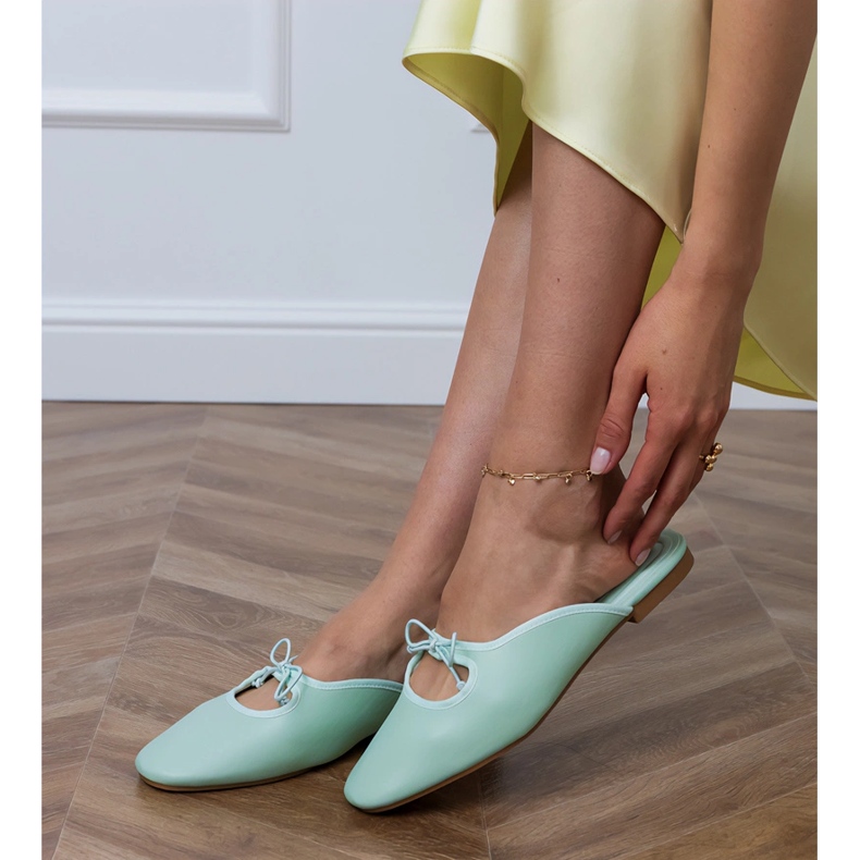 Flip -flops verdes construídos em uma sola plana 2