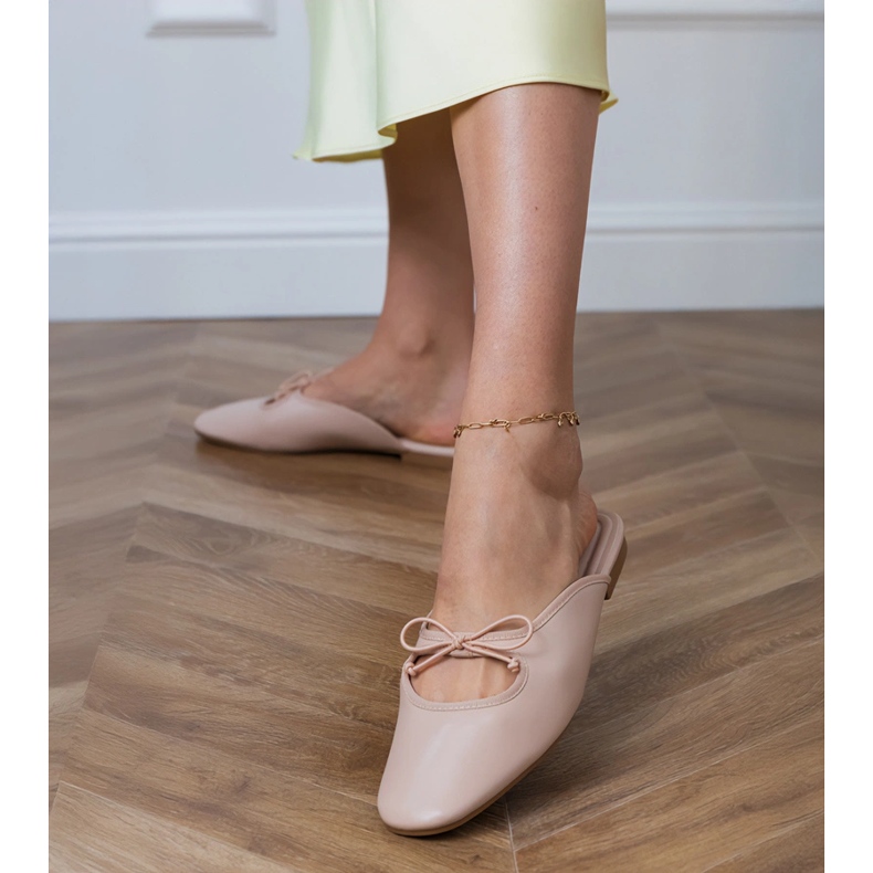 Flip -flops bege construídos em uma sola plana 1