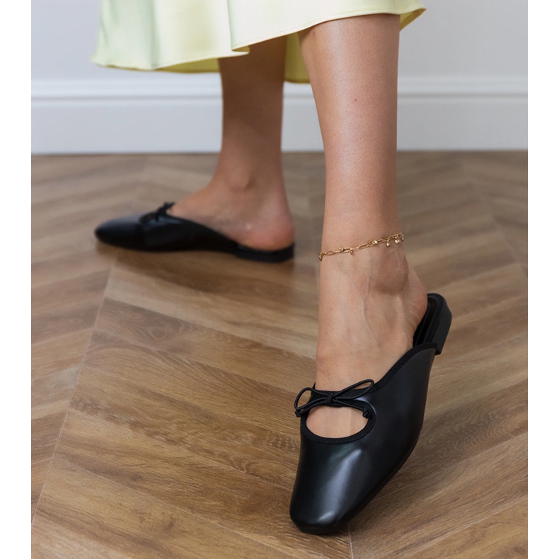 Flip -flops pretos construídos em uma sola plana 1