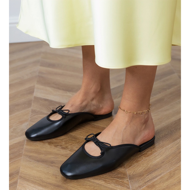 Flip -flops pretos construídos em uma sola plana 2