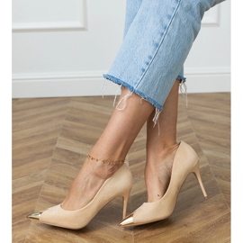 Bombas bege ecosam com um dedo metálico 2