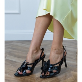 Sandálias pretas envernizadas em um salto decorado com uma flor preto 2