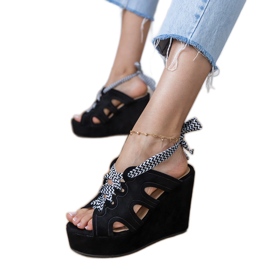 Sandálias de cunha preta com laço decorativo preto 2