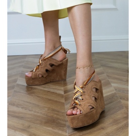 Sandálias de cunha marrom com laço decorativo 1