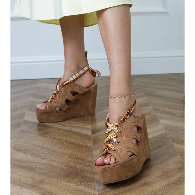 Sandálias de cunha marrom com laço decorativo castanho 1