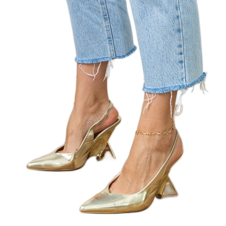 Sandálias de ouro em uma cunha geométrica dourado 1