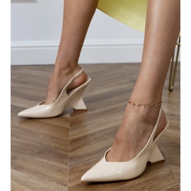 Sandálias bege em uma cunha geométrica 1