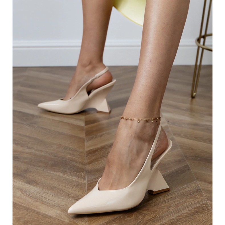 Sandálias bege em uma cunha geométrica 2