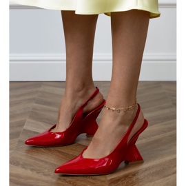 Sandálias vermelhas em uma cunha geométrica vermelho 1