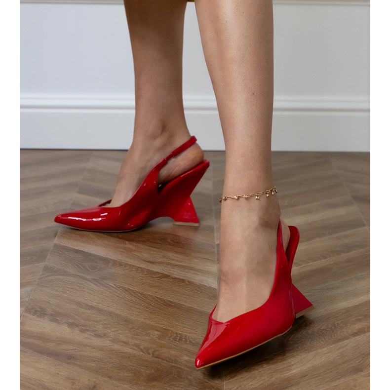 Sandálias vermelhas em uma cunha geométrica vermelho 2