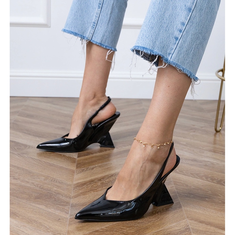 Sandálias pretas em uma cunha geométrica preto 1