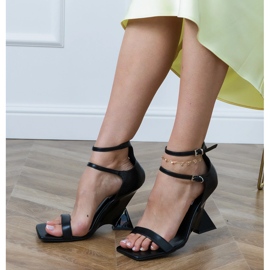 Sandálias pretas com cinto em uma cunha geométrica preto 2