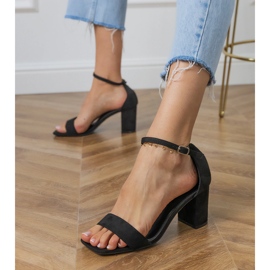 Sandálias pretas com cinto e nariz quadrado no poste preto 2