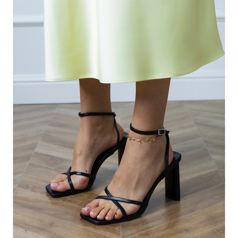 Sandálias pretas com listras presas com tornozelo preto 2