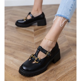 Sapatos pretos em uma sola grossa com uma decoração de ouro 2