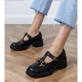 Sapatos pretos em uma sola grossa com uma decoração de ouro 1